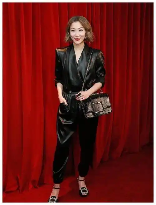 原创郑秀文偷穿爸爸的西装完全不合身真不知道哪里美