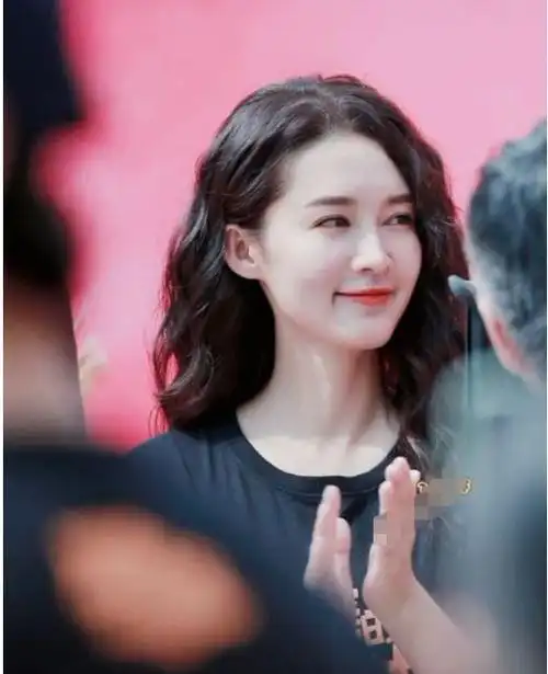 李沁温暖的抱抱开机仪式羊毛卷造型亮相29岁少女感酸了