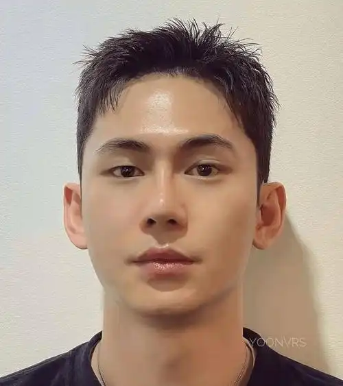 露额就是把刘海用发蜡或者发胶梳起来,露出额头的短发发型.