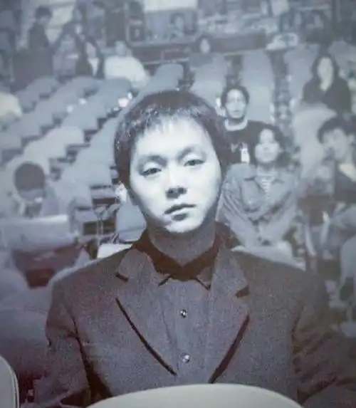 从翩翩才子到沧桑大叔,离婚20年,王菲魅力依旧,窦唯邋遢似老头_腾讯