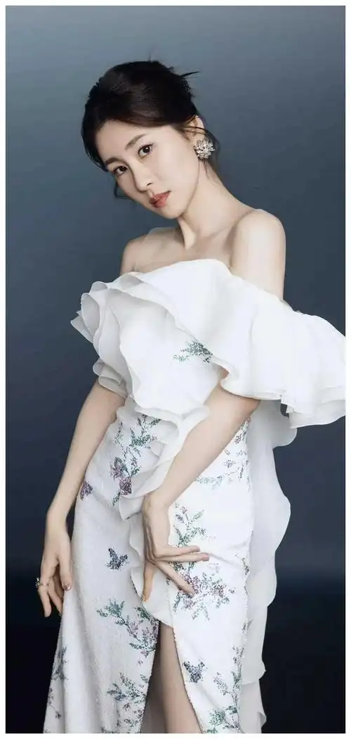 美女歌手张碧晨火力全开精湛演绎经典情歌痴情表白动人心弦