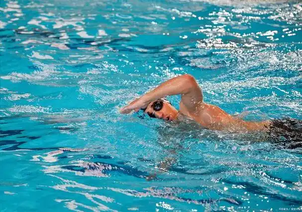 正确的自由泳姿势可以帮助人们更好地掌握游泳技巧,提高游泳速度和