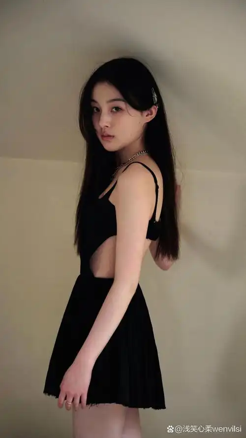顾语涵#黑色吊带短裙