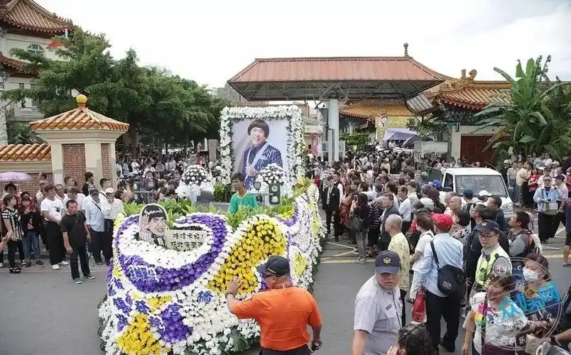 6月20日,台湾主持一哥猪哥亮告别式在台北举办,近千人到场送行悼念.