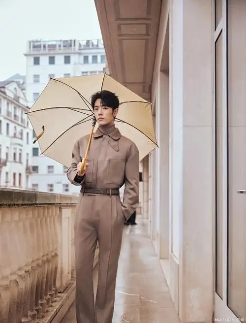 肖战引领2024秋冬时尚风潮男艺人的衣着新篇章