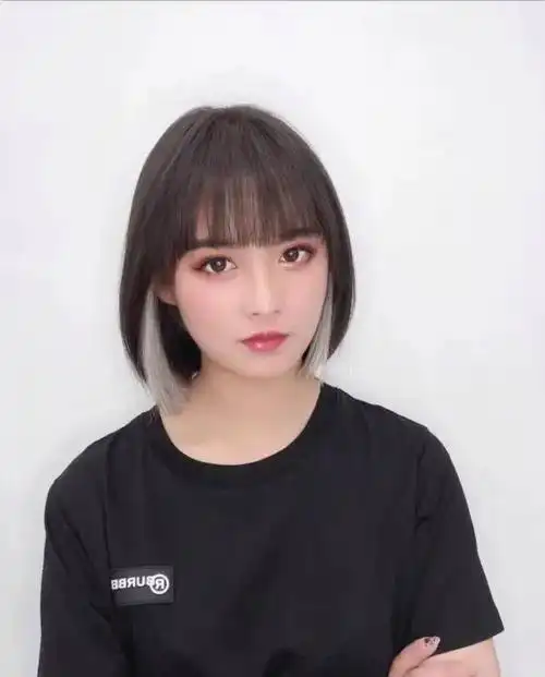 撞色搭配流行又时尚,搭配减龄修饰脸型的齐刘海,好看极具美感.