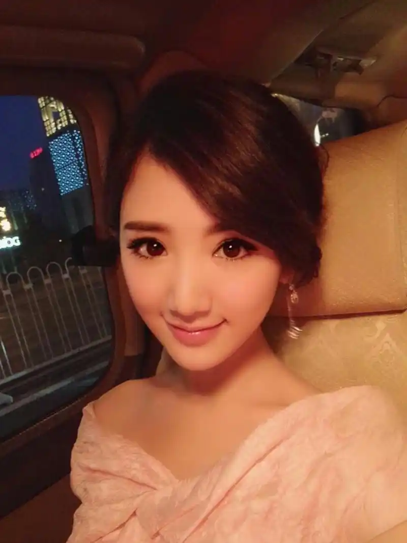 毛晓彤素颜现身机场被偶遇,网友:真人和照片中有差别