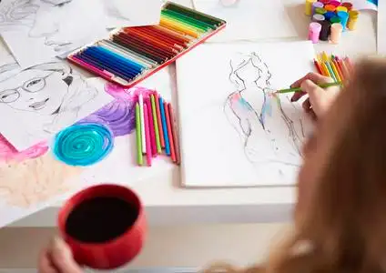 室内画画的人图片