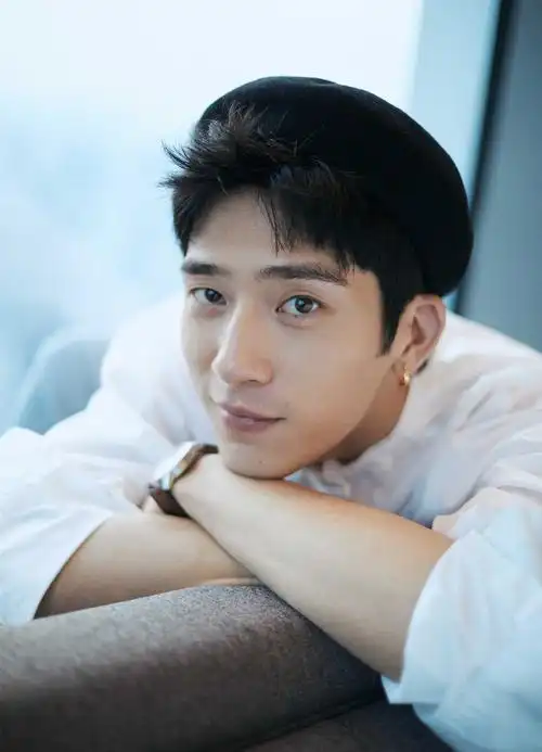 井柏然写真清新文艺 尽享温柔时光展轻熟男魅力