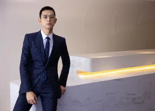 李现印花西装出席颁奖典礼 再度获颁年度品质艺人