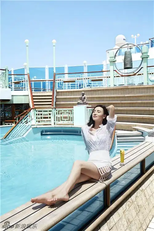 组图:宋佳曝光游轮大片 修长美腿展泳池诱惑_高清图集_新浪网
