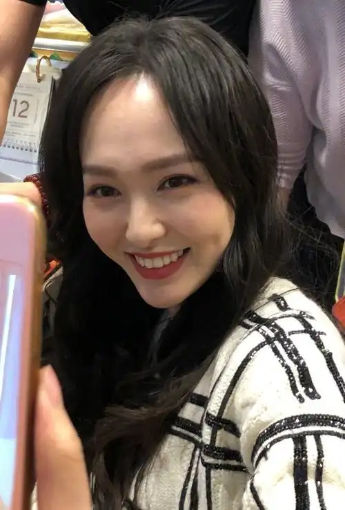 唐嫣最新路透生图被扒容颜硅胶感十足如医美一脸浮肿失去灵气