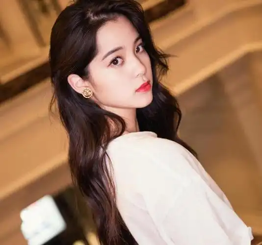 欧阳娜娜不愧是直男女神,白色连衣裙长发飘飘,清纯小白花既视感