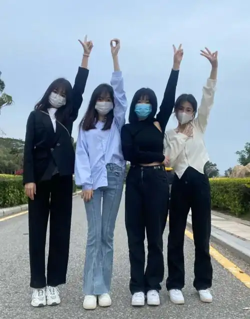 但是有一群特别的人  #四人拍照姿势  #女明星和她的素人闺蜜们