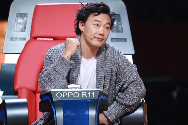 《中国新歌声》陈奕迅体验当学员鬼马演绎《十年》刘欢逆袭成赢家