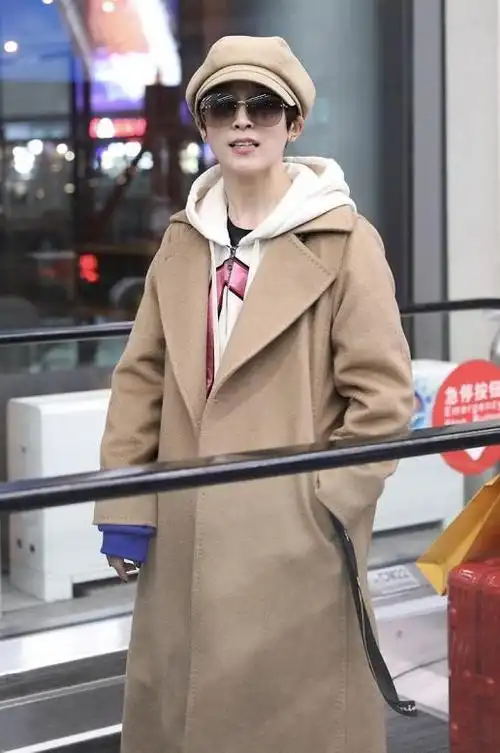 谢楠机场穿搭造型真"飒",大衣搭配白色卫衣时髦大气,简洁高级