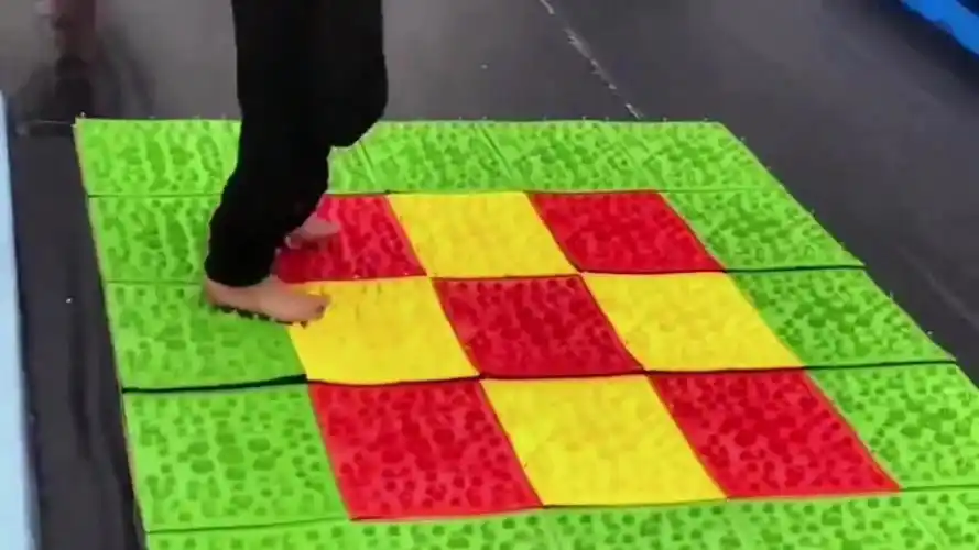 小姐姐参加小竹笋指压板光脚跳绳比赛,忍痛能力超强,比男生都厉害