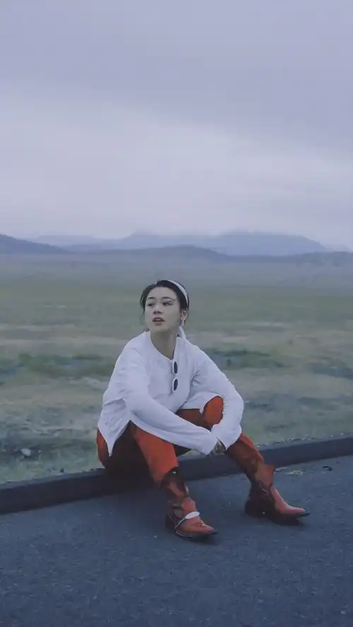 金马影后马思纯复古风公路图片写真 - 静谧号