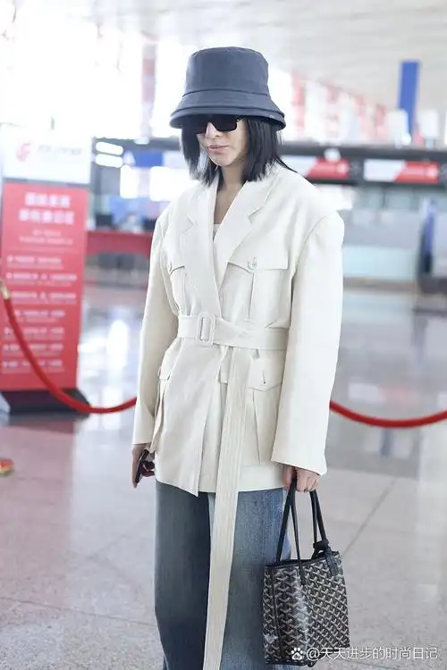 今日热点你咋看# 尚雯婕机场街拍,穿的还蛮好看的.