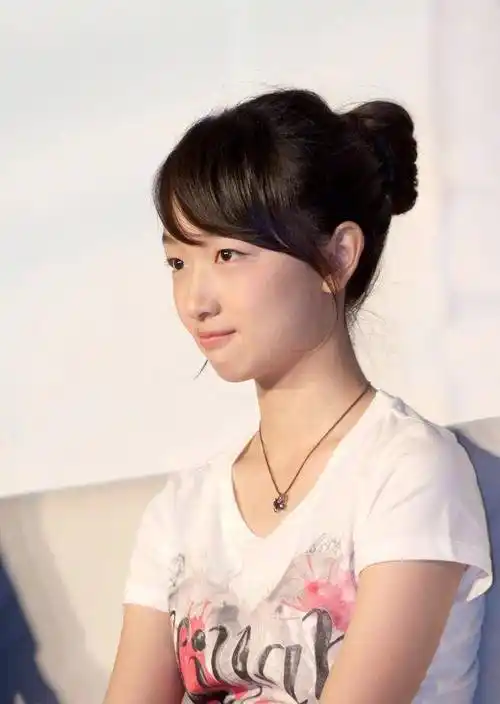 周冬雨17岁青涩照流出,生图灵动可爱,网友:你咋还不老?