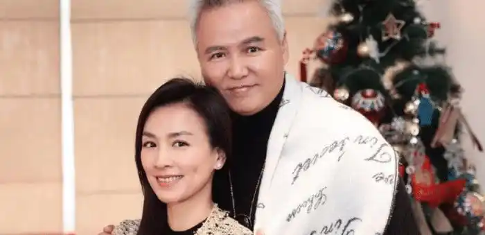 恋爱中的女人都是傻子,丈夫出轨,她放弃事业,独自抚养儿女14年_曾哲贞