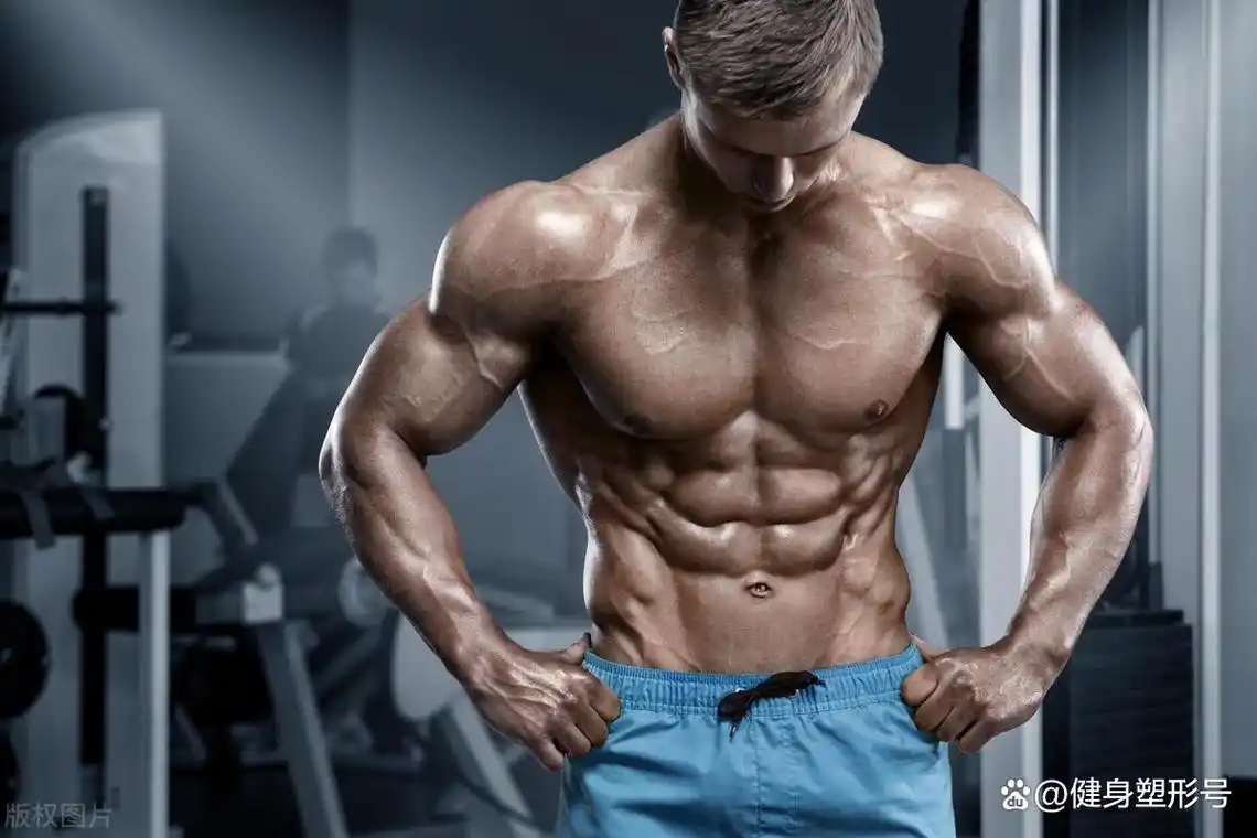 长期撸铁的肌肉男,停止健身后会发生5个变化