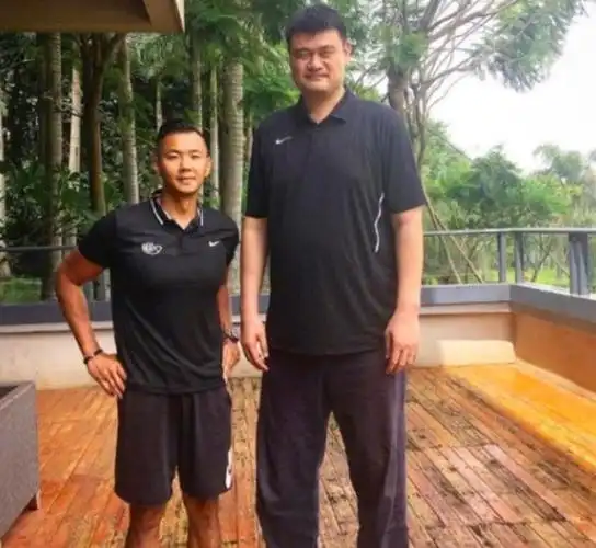 黑人陈建州身高陈建州晒与姚明合照