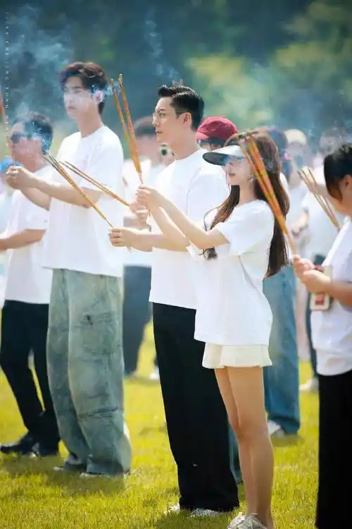 赵露思陈伟霆同框路透!俊男美女,身高差满分