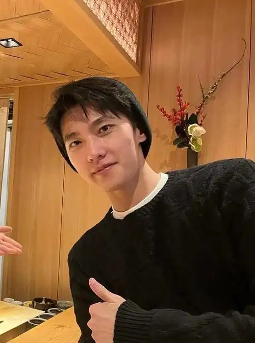 杨洋最新素颜照好嫩,宽肩男大!黑色潮男穿搭帅拥啦!#杨洋黑色穿搭