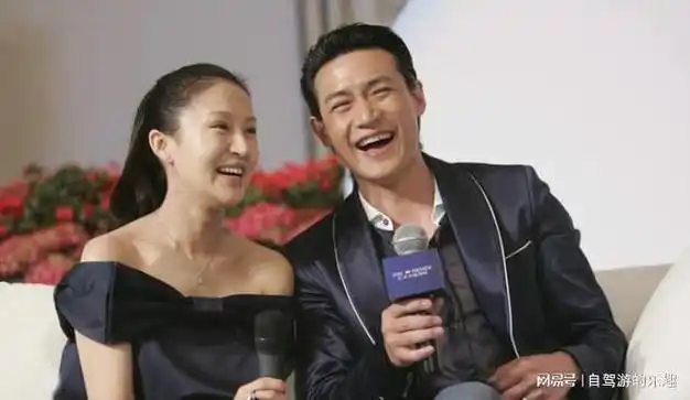 而郭京飞的妻子,也是一位女演员,而且还是鲍蕾的妹妹鲍莉