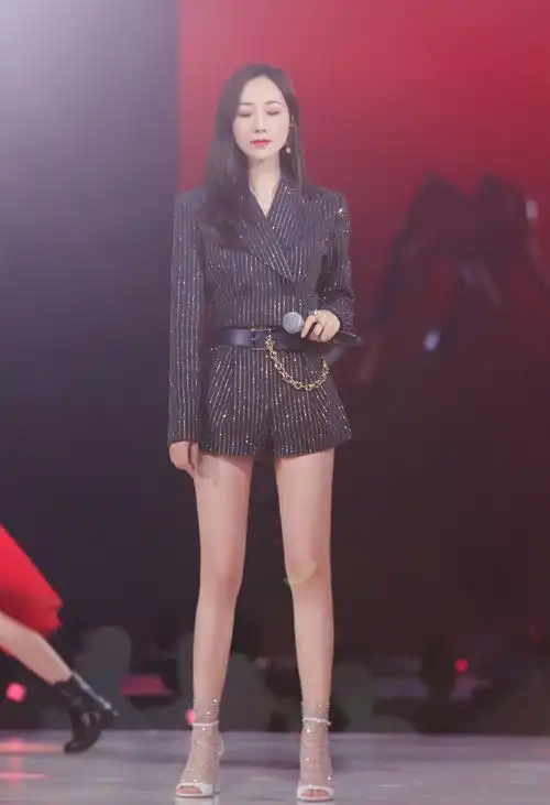 韩雪唱《处处吻》,穿西装连体裤配高跟鞋,秀"酒杯腿"美成焦点