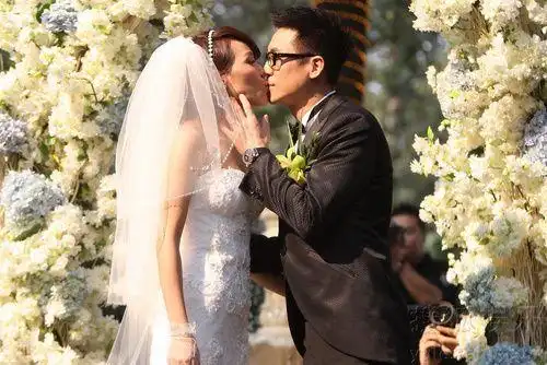 原标题:《好声音》金池补办婚礼 姚贝娜奋力抢捧花    金池与老公