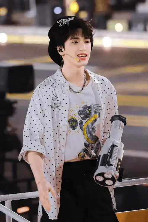 严浩翔超话#和严浩翔点亮微博之夜#宝宝你是一只小猪2024年浩运连连!