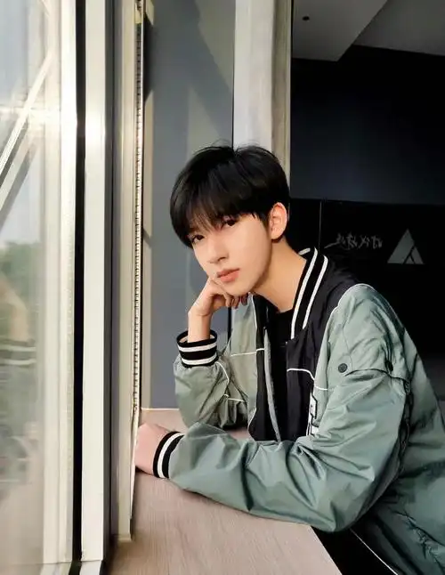 能量偶像人物志身着白衣心有锦缎贺峻霖