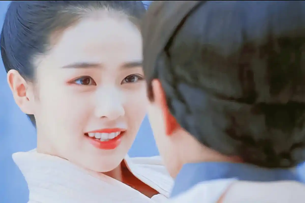 《凤囚凰》中,白鹿分饰霍璇和乐蕴,演绎双重人生.