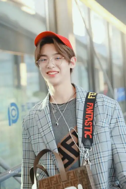 justin黄明昊头戴小红帽嘟嘴卖萌很可爱