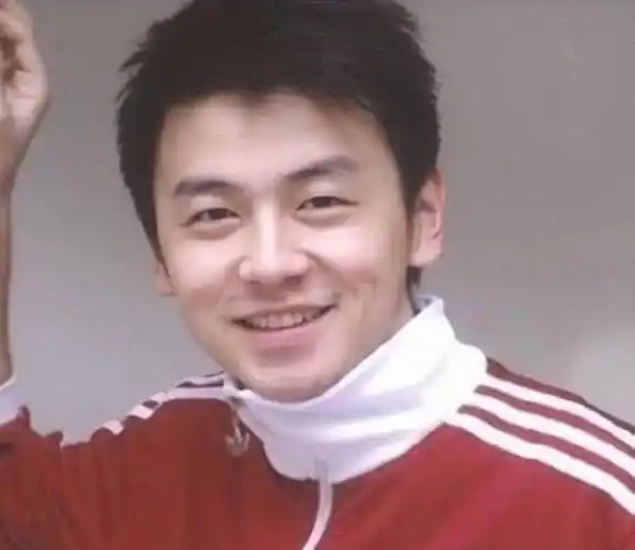 都说沈腾年轻时长的帅,看到年轻时的雷佳音,才知啥叫国民校草_时候