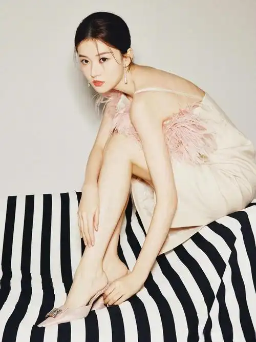 乔欣晒最新美照身穿粉色羽毛礼服裙甜美温柔仙气十足