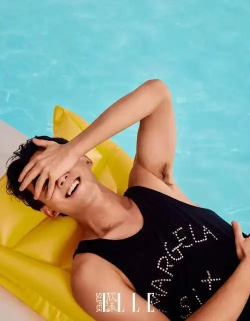 吴磊长大了:登superelle,秀肌肉露腋毛,穿女装也挡不住荷尔蒙