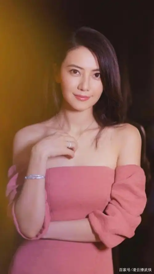 高圆圆唯美迷人写真,魅力颜值太美了,春风十里不及你