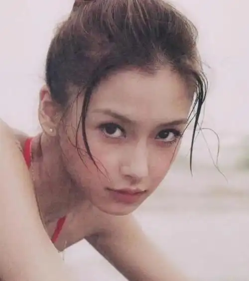 杨颖分享了她在巴黎度假的照片,引起争议