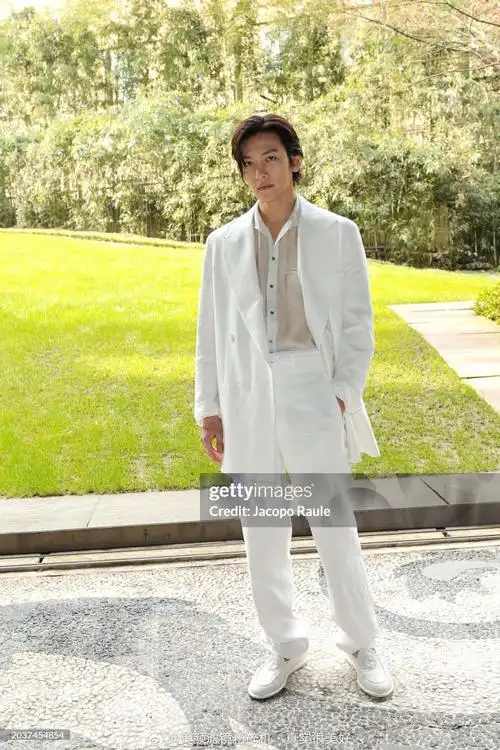 #刘诗诗池昌旭坐一起#