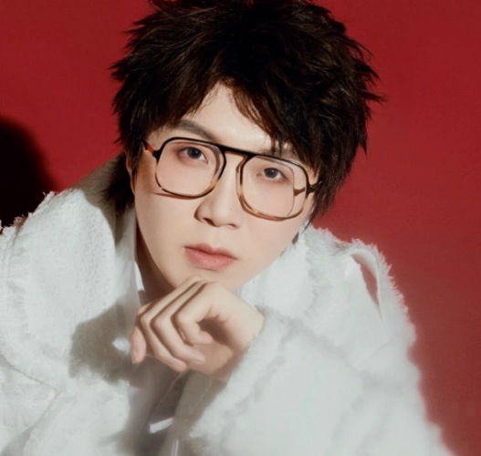 不戴眼镜的毛不易有多帅看到他补妆时的模样是恋爱的感觉