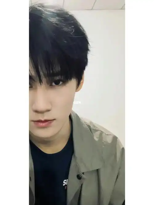 张真源帅在脸上