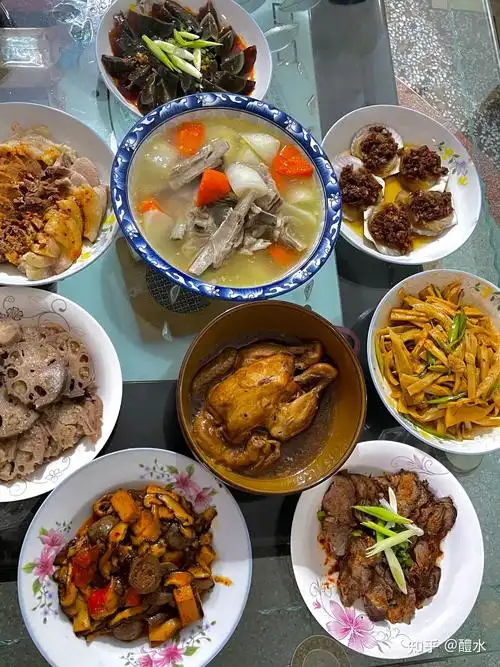 除夕那天晚上,是在家里吃年夜饭还是外面呢? - 知乎