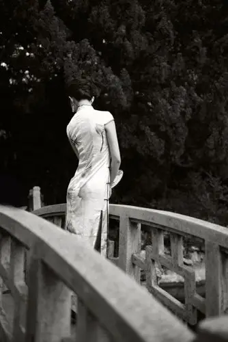 行摄 写美篇喜欢和幻想着这样一个人画面:江南女子,着丝质旗袍,撑把油