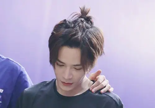 长脸型男生后梳扎小辫子发型鬓角的头发留下来,能不能给发型做成扎小