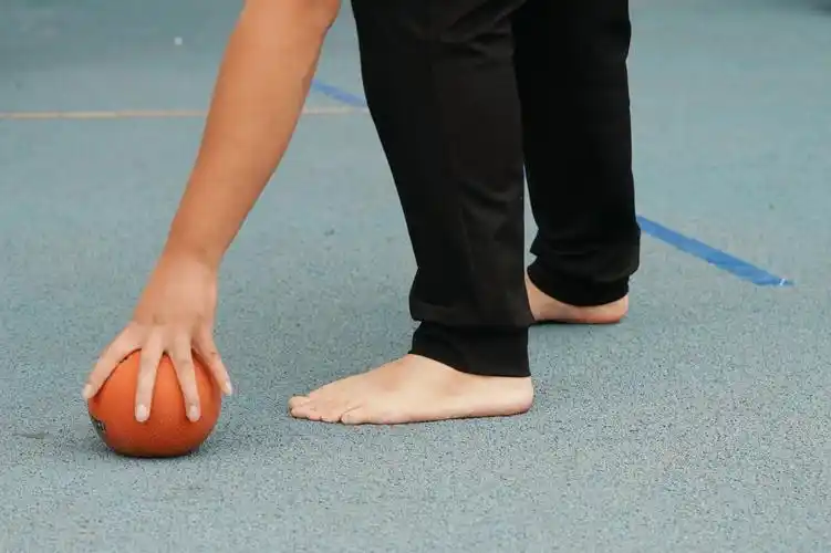 光脚的不怕穿鞋的清华大学学霸赤脚参加运动会