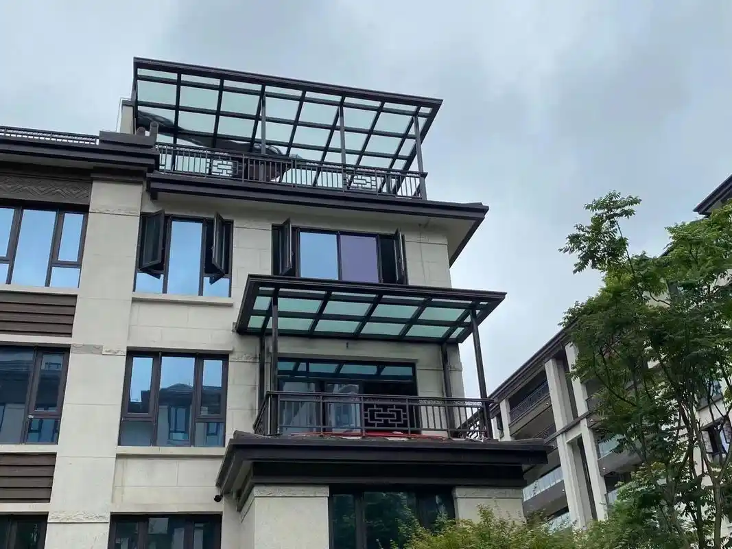 很多房屋阳台,花园,屋顶要防晒遮阳避雨,做阳光房玻璃棚的越来越读怂