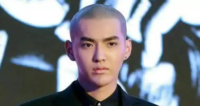 吴亦凡风波后妈妈露面开着豪车带着名牌包包和珠宝四处奔走